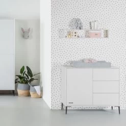 Kidsmill Lasse Commode Wit -Kinderserie Winkel babykamer lasse white sfeer met logo s1 2 2c3e