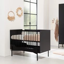 Kidsmill Boutique Babybed Zwart Mat 60 X 120 Cm -Kinderserie Winkel boutique zwarte poot detail ledikant sfeer ed6a