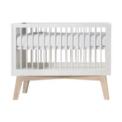Kidsmill Sixties Babykamer Wit Mat / Naturel | Bed 60 X 120 Cm + Commode -Kinderserie Winkel sixties ledikant wit blank eiken 60 x 120 cm 1 1 8440